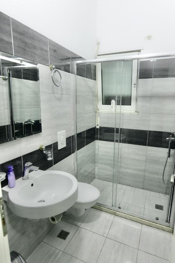 Hotel Vila Dedej ドゥラス エクステリア 写真